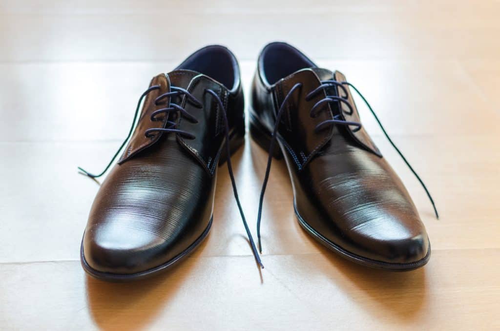 remove creases from leather shoe